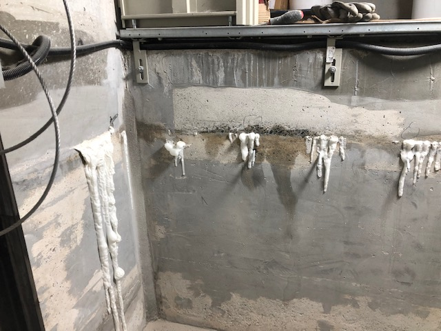 Injection de résine Aqua-réactive sur reprise de bétonnage pour
neutraliser arrivée d'eau en contre pression Injection de résine Aqua-réactive sur reprise de bétonnage pour
neutraliser arrivée d'eau en contre pression